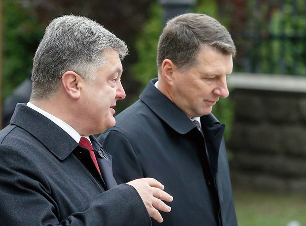 Президент України Петро Порошенко і президент Латвії Раймондс Вейоніс під час зустрічі в Києві, 27 жовтня 2015 року.