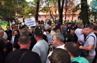 Во Львове участников пророссийского митинга забросали помидорами