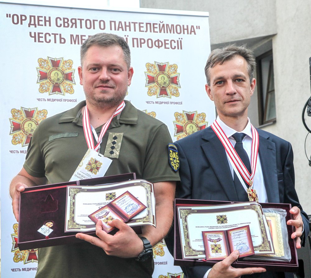 Медики з Буковини з нагородами : військовий медик Юрій Зима (ліворуч) та Олег Боднар, завідувач кафедри дитячої хірургії, отоларингології та офтальмології Буковинського медуніверситету