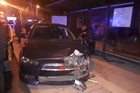 У Маріуполі автомобіль врізався в зупинку, є постраждалі