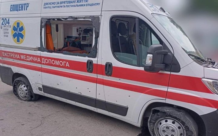 Росіяни знову атакували з дрона автомобіль "швидкої" на Херсонщині, постраждали медики