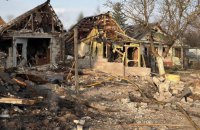 У Шостці унаслідок удару росіян загинула жінка. Її рідні – поранені