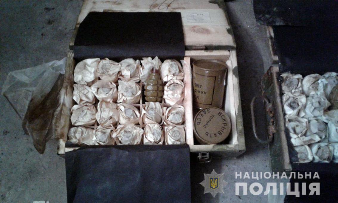 В гараже бывшего военного кладовщика обнаружили 49 ящиков патронов и 175 гранат 3