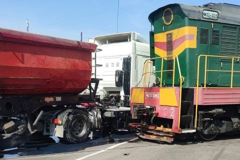 На Киевщине локомотив протаранил грузовик