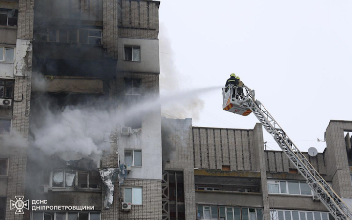 Росіяни влучили у житловий будинок у Дніпрі. Серед потерпілих – 14-річна дівчинка (доповнено) 