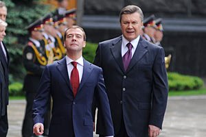Янукович поздравил Медведева с проведением выборов