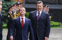 Янукович поздравил Медведева с проведением выборов
