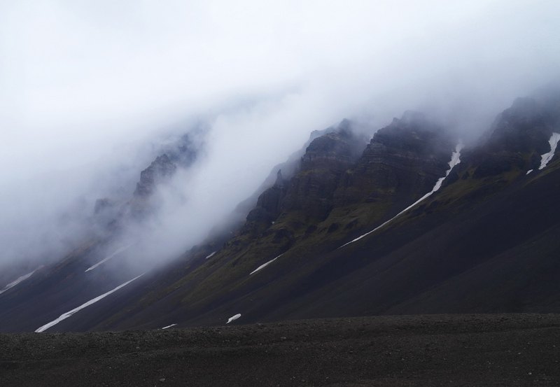  Погода на Шпицбергене меняется каждую минуту. Сложно сделать одинаковый кадр одного и того же места — облака двигаются,
разноцветные скалы то появляются, то пропадают.