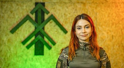 «Дронами керувати набагато легше, ніж велосипедом», — Джесс, операторка наземних роботизованих комплексів бригади «Хартія» 