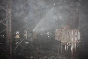 На шахте в Луганской области вторые сутки тушат пожар 
