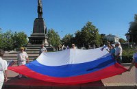 В Севастополе в знак траура развернули 20-метровый российский флаг