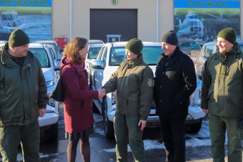 Українським прикордонникам передали зі США 40 пікапів Mitsubishi