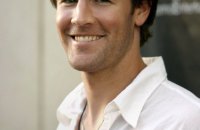 Помер американський актор Джеймс Ван дер Бік, який зіграв у серіалі “Затока Доусона”