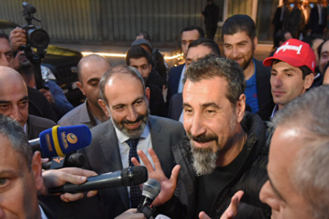 Лидер System of a Down Серж Танкян прилетел в Армению, чтобы поддержать протесты оппозиции