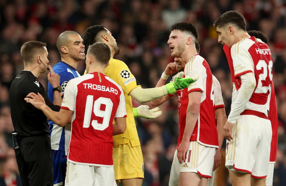 Деклан Райс ‘Арсенал’ (у центрі) та товариші по команді сперечаються з арбітром Клеманом Тюрпеном під час матчу між ‘Арсеналом’ і ‘Порту’.