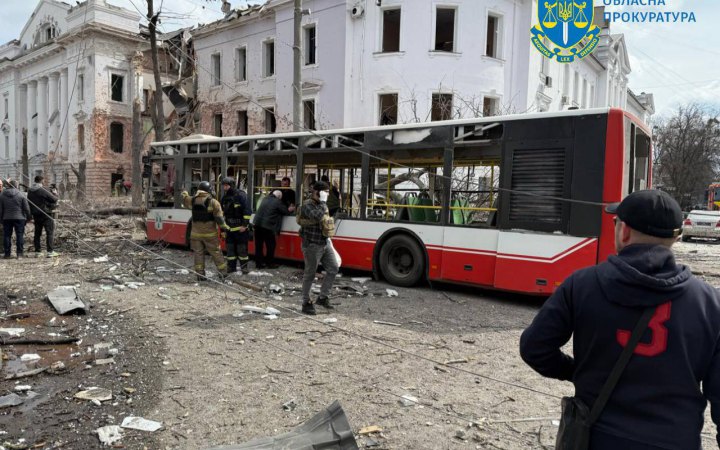 Головне за ніч та ранок неділі, 13 квітня: ракетний удар по Сумах, атака БпЛА на Київ, 120 боєзіткнень 