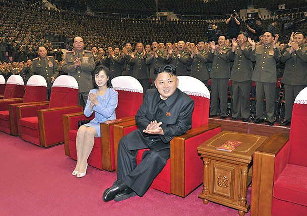 Ким Чен Ын с женой Ли Соль Чжу 