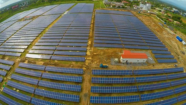 Солнечная электростанция в Кочине, штат Керала, Индия, полностью обеспечивает энергией местный аэропорт