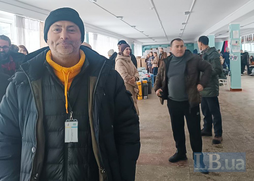 Голова РДА Максим Бахматов з громадою району розвантажує гуманітарну допомогу в опорній школі на Троєщині