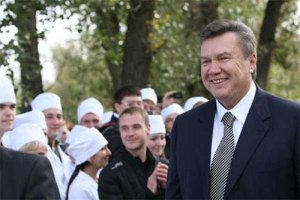 Азаров не видит альтернативы Януковичу и обещает семилетку стабильности