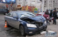 В Киеве женщина за рулем Toyota подрезала Hyundai и вылетела на тротуар