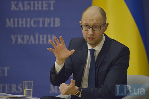 Яценюк пропонує легалізувати українських трудових мігрантів