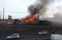 В Киеве возле "Петровки" произошел сильный пожар на складе