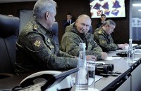 У Росії комунальників відправили на дахи з біноклями шукати українські дрони напередодні 9 травня