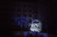 Унаслідок нічної атаки “шахедами” на Київ пошкоджено адміністративну будівлю (оновлено)
