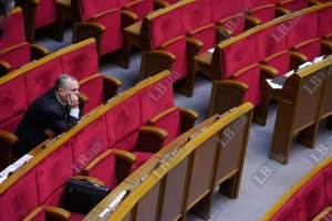 Регіонали захищають трибуну парламенту від блокування