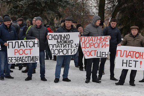 В Санкт-Петербурге протестующие дальнобойщики перекрыли платную магистраль