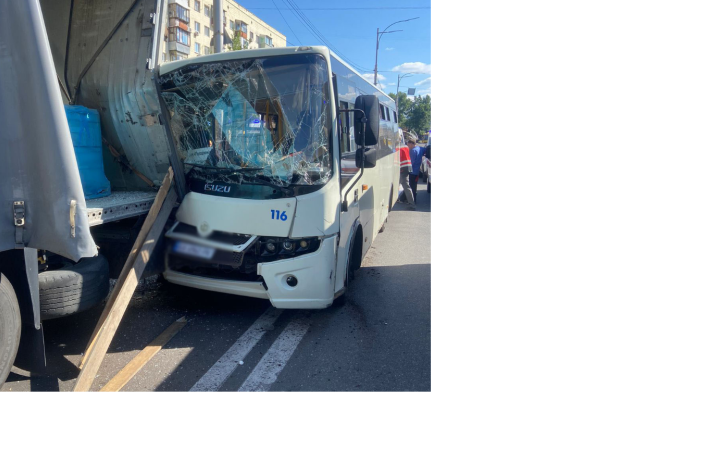 У Києві внаслідок зіткнення вантажівки з маршруткою постраждали 9 людей