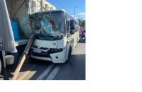 У Києві внаслідок зіткнення вантажівки з маршруткою постраждали 9 людей