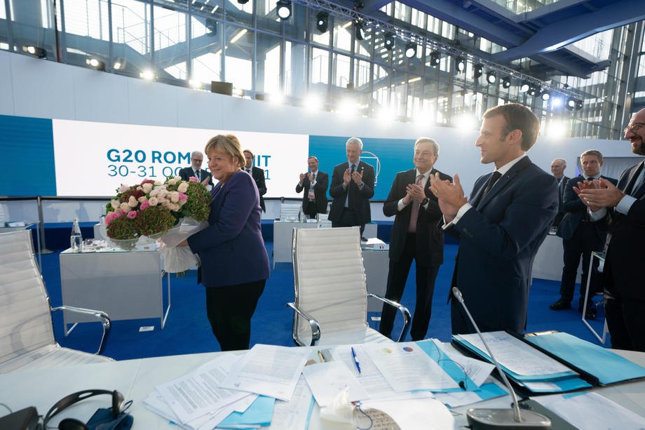 Прем'єр-міністр Італії Маріо Драґі вручив канцлеру Німеччини Ангела Меркель букет наприкінці останньої сесії G20, Рим, Італія, 31 жовтня 2021 року
