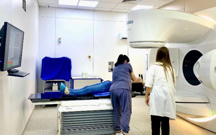 Допоможе зменшити чергу на променеву терапію: у Національному інституті раку запустили другий лінійний прискорювач