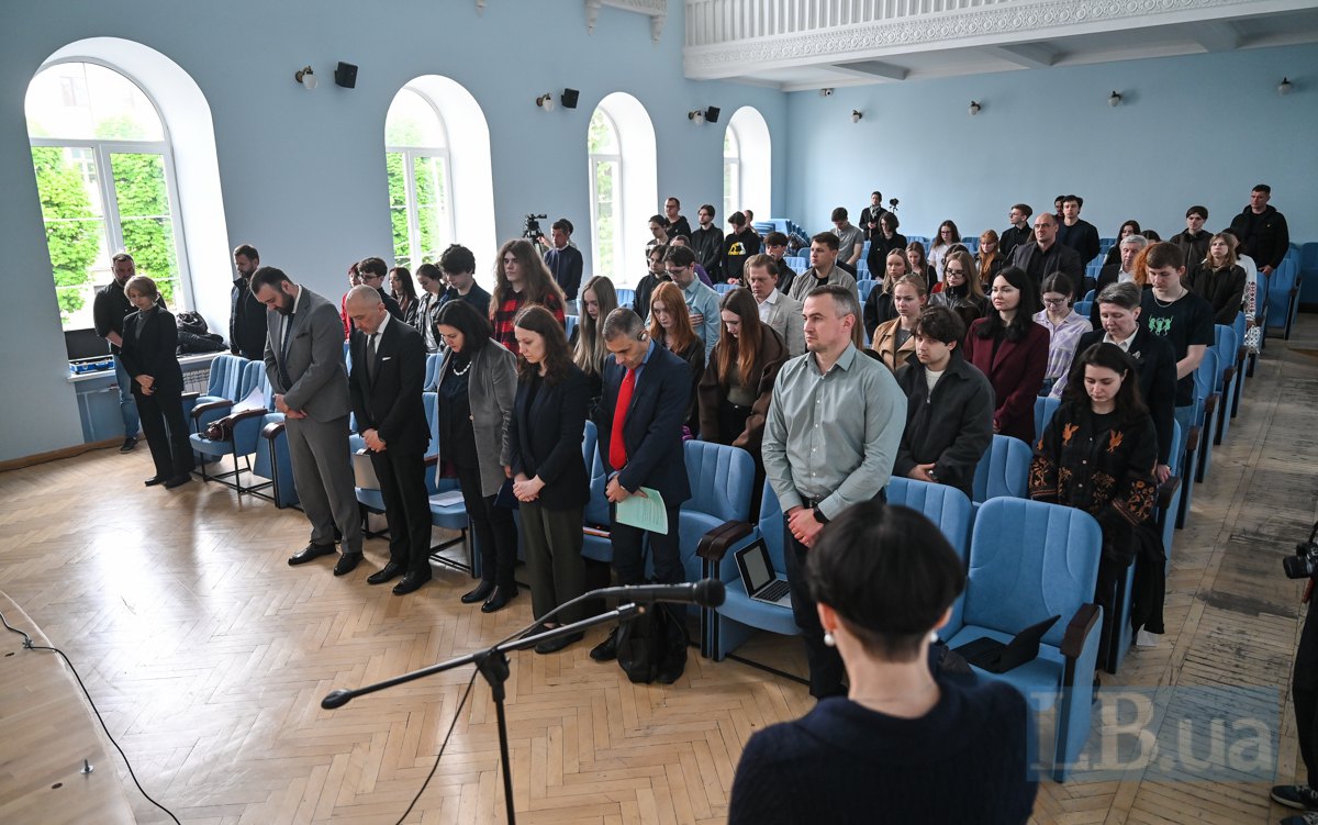 Хвилина пам'яті загиблих внаслідок збройної агресії РФ проти України перед початком заходу