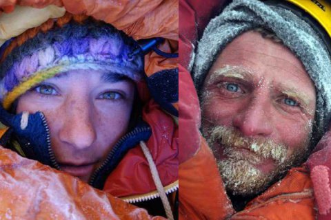 Одну з двох альпіністів, які застрягли в Гімалаях на висоті 7 тис. метрів, врятували
