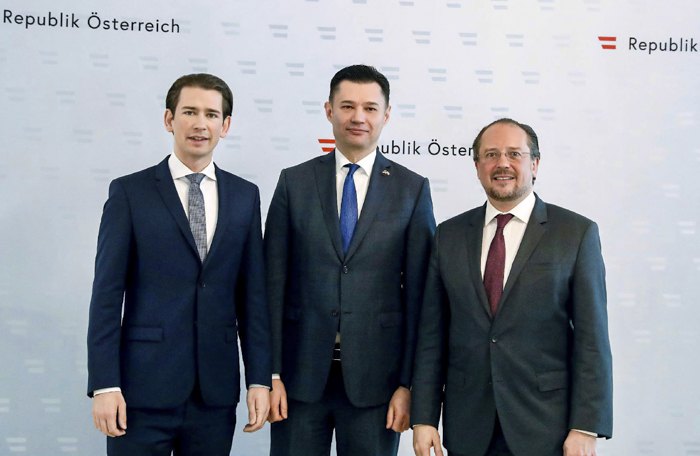 Посол України в Австрії Олександр Щерба (в центрі), федеральний канцлер Себастьян Курц (зліва) і глава МЗС Александр Шалленберг