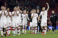 Футболисты сборной Польши попали под град брошенных с трибун албанскими фанами бутылок