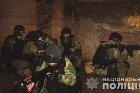 Полицейский спецназ "Мангуст" прошел "курс выживания" в одесских катакомбах