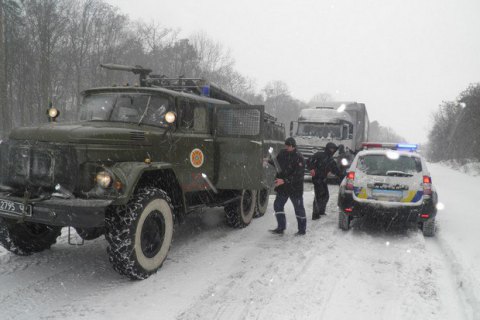 Зі снігових заметів під Бердянськом вночі рятувальники витягли понад 20 авто