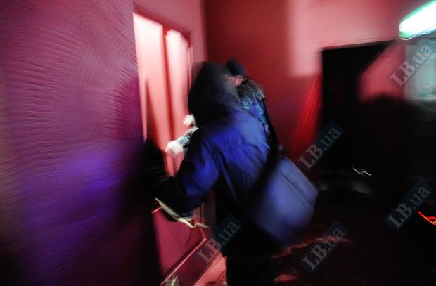 Активисты выбивают дверь в комнату кассира
