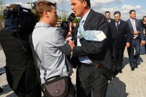 Охрана не пропустила журналистов на разговор с Азаровым
