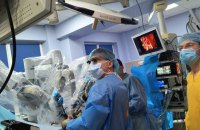 У Львові кардіохірурги вперше видалили пухлину серця за допомогою робота-хірурга "Da Vinci"