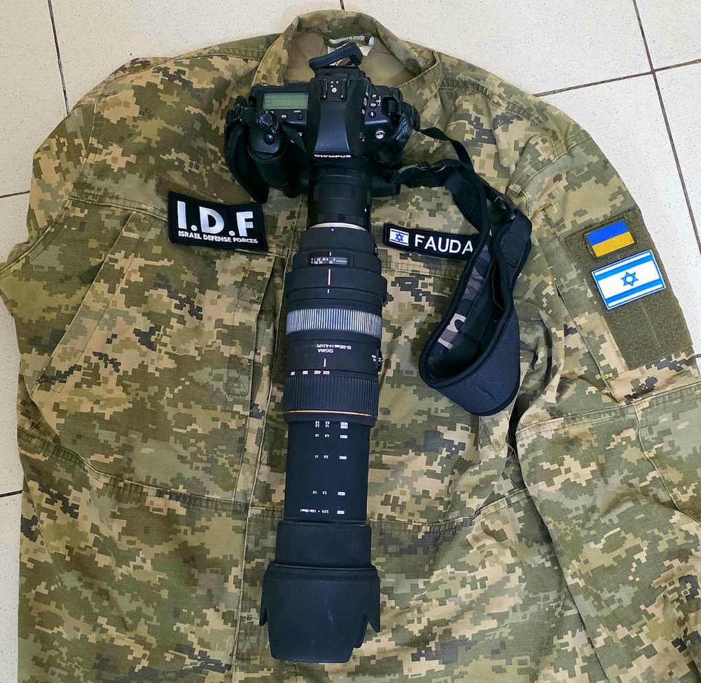 Професійна телеоптика Еяля Ісраелі, яка допомогла знайти та знищити 49 бойових гелікоптерів РФ у Чорнобаївці, на його військовій формі