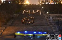 На одесском Евромайдане создали надпись "Ми є" из бенгальских огней и спели гимн Украины