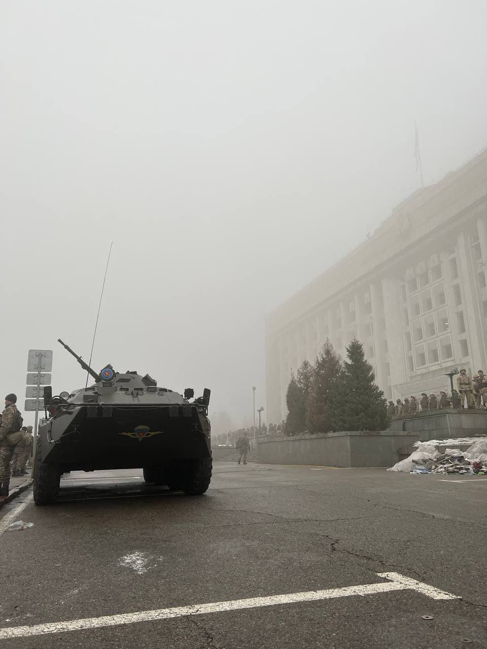 Військові та БТРи біля будівлі адміністрації Алмати