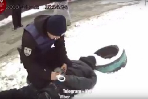 У Києві грабіжник ударив жінку молотком по голові, щоб відібрати сумку