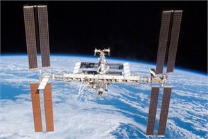 Космонавты на Союзе удаляют излишки конденсата при помощи полотенец 
