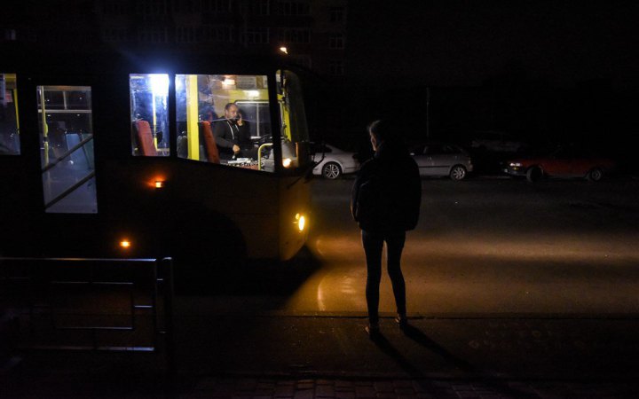 У Києві на маршрутах курсують лише третина вагонів метро та половина автобусів, отриманих від благодійників